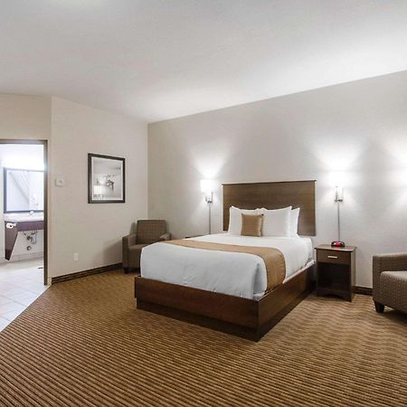 Quality Inn & Suites Estevan Exteriér fotografie