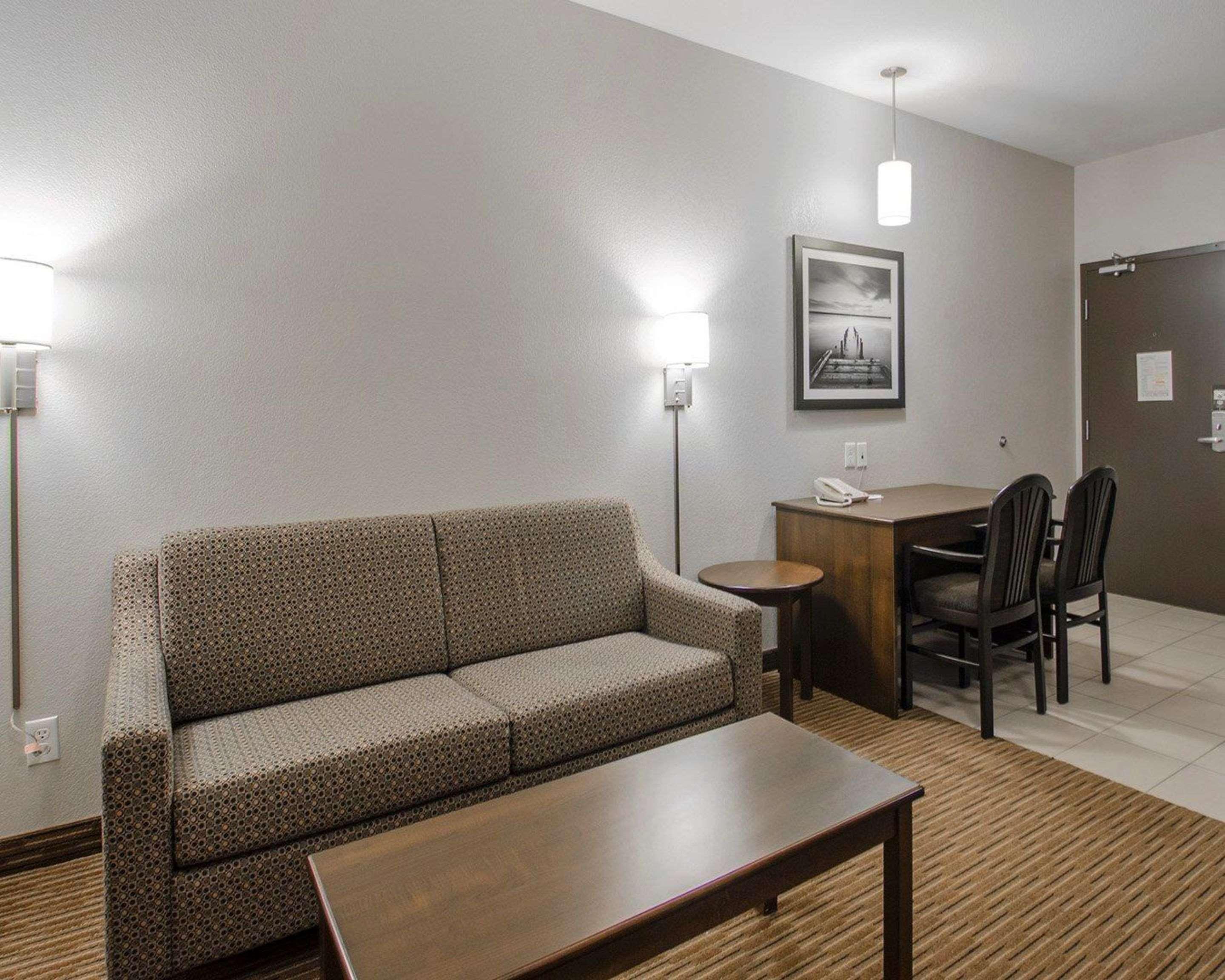 Quality Inn & Suites Estevan Exteriér fotografie